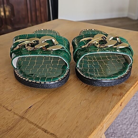 NWOT Emerald green flat outdoor slippers with gold metal chain - Picture 6 of 7